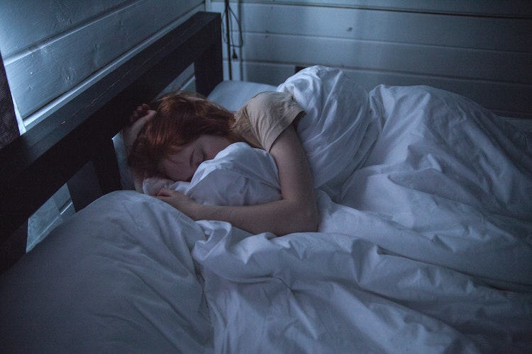 อุณหภูมิที่เพิ่มสูงขึ้นทำให้การนอนกลายเป็นเรื่องท้าทาย—นี่คือวิธีรักษาความเย็นและพักผ่อนให้เพียงพอ